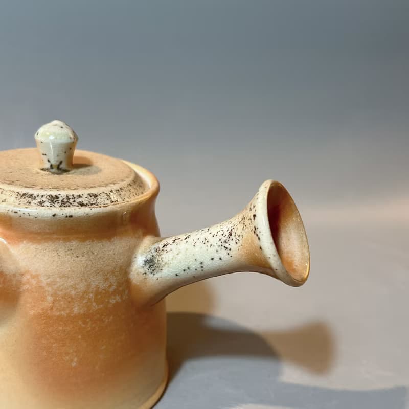 柴燒瓷土內蓋直立側把茶壺  / 小平凡手作
