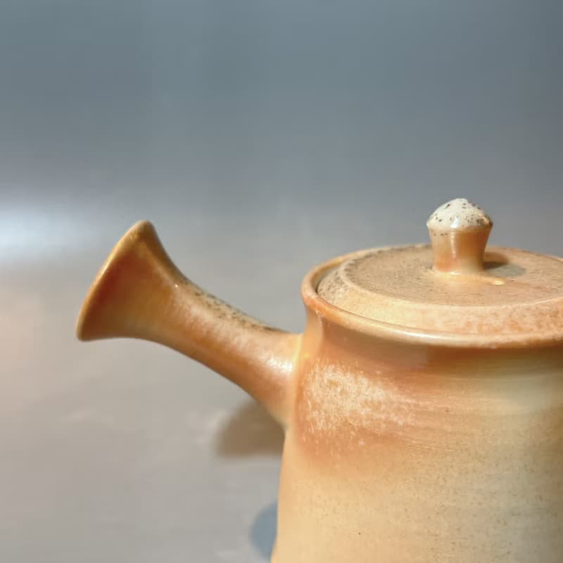 柴燒瓷土內蓋直立側把茶壺  / 小平凡手作