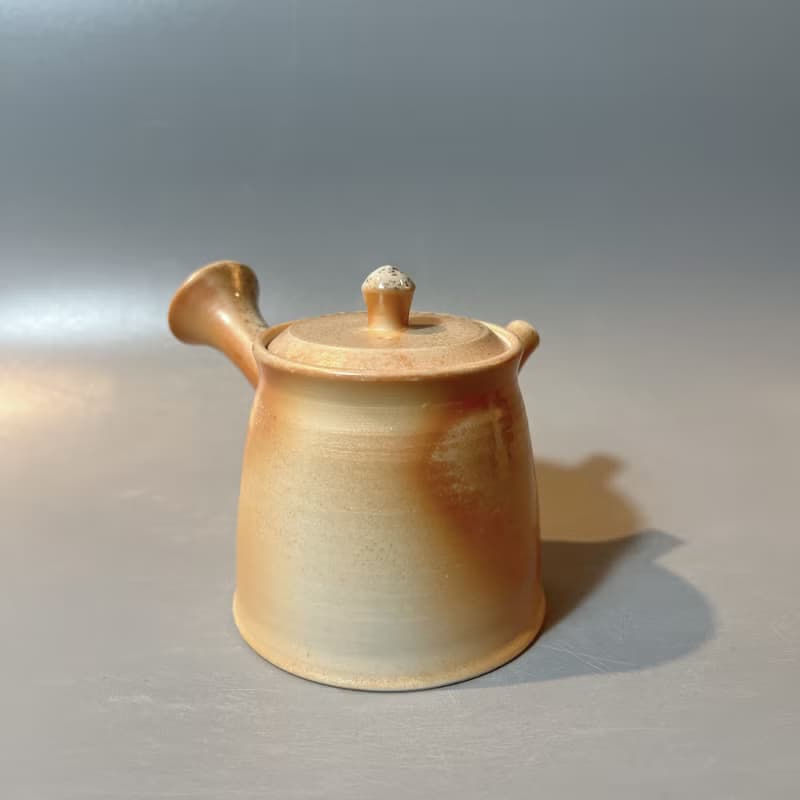 柴燒瓷土內蓋直立側把茶壺  / 小平凡手作