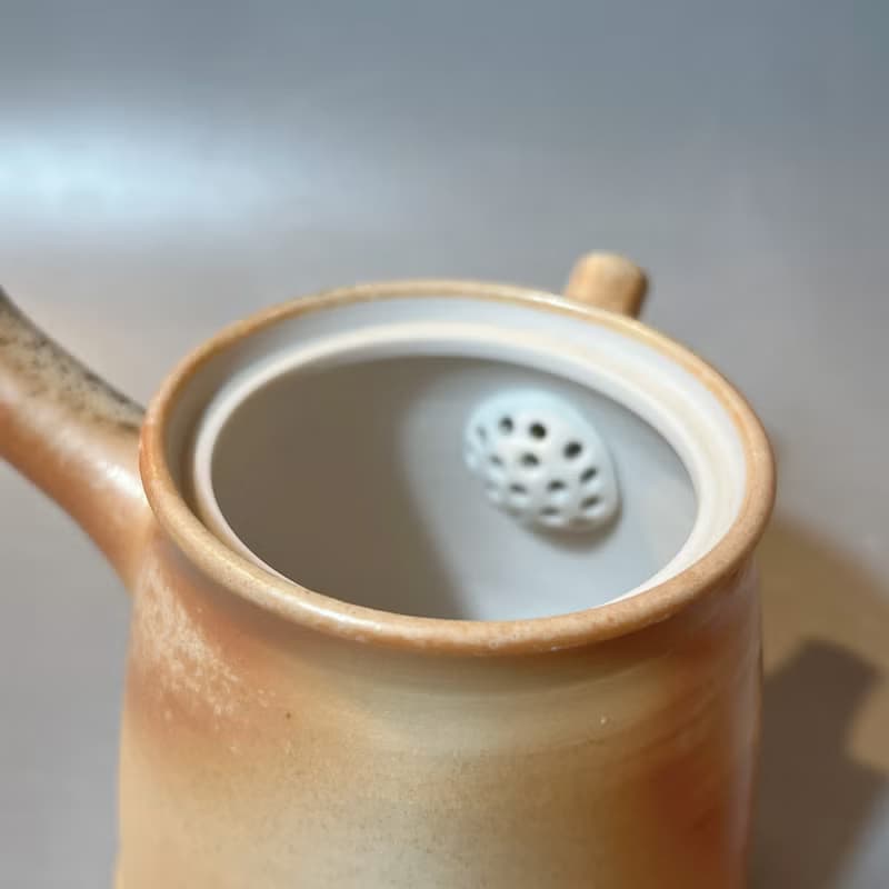 柴燒瓷土內蓋直立側把茶壺  / 小平凡手作