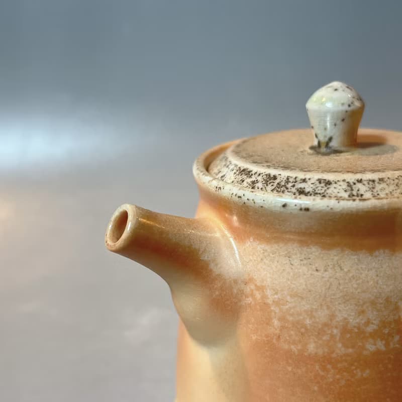 柴燒瓷土內蓋直立側把茶壺  / 小平凡手作
