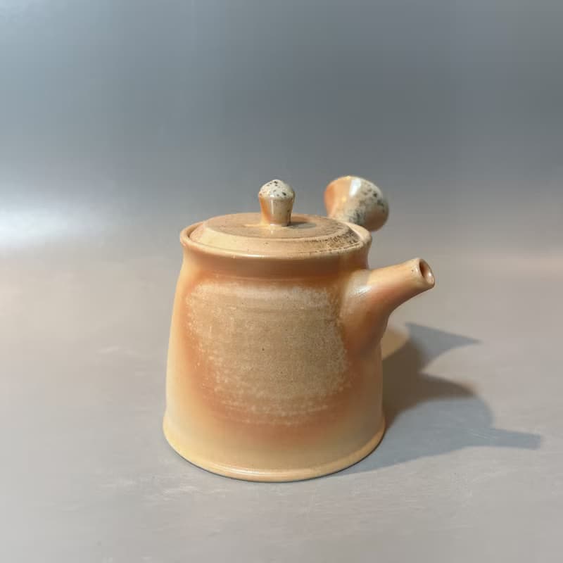 柴燒瓷土內蓋直立側把茶壺  / 小平凡手作
