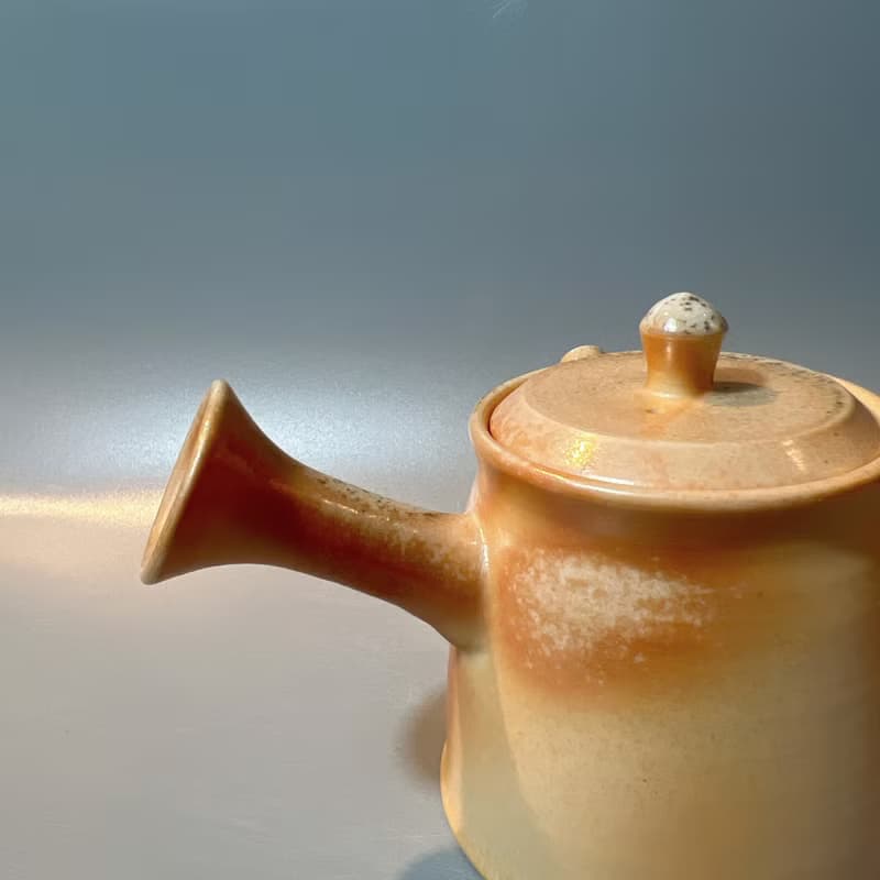 柴燒瓷土內蓋直立側把茶壺  / 小平凡手作