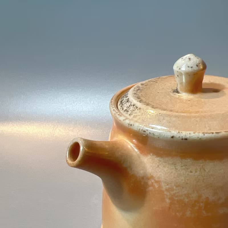 柴燒瓷土內蓋直立側把茶壺  / 小平凡手作