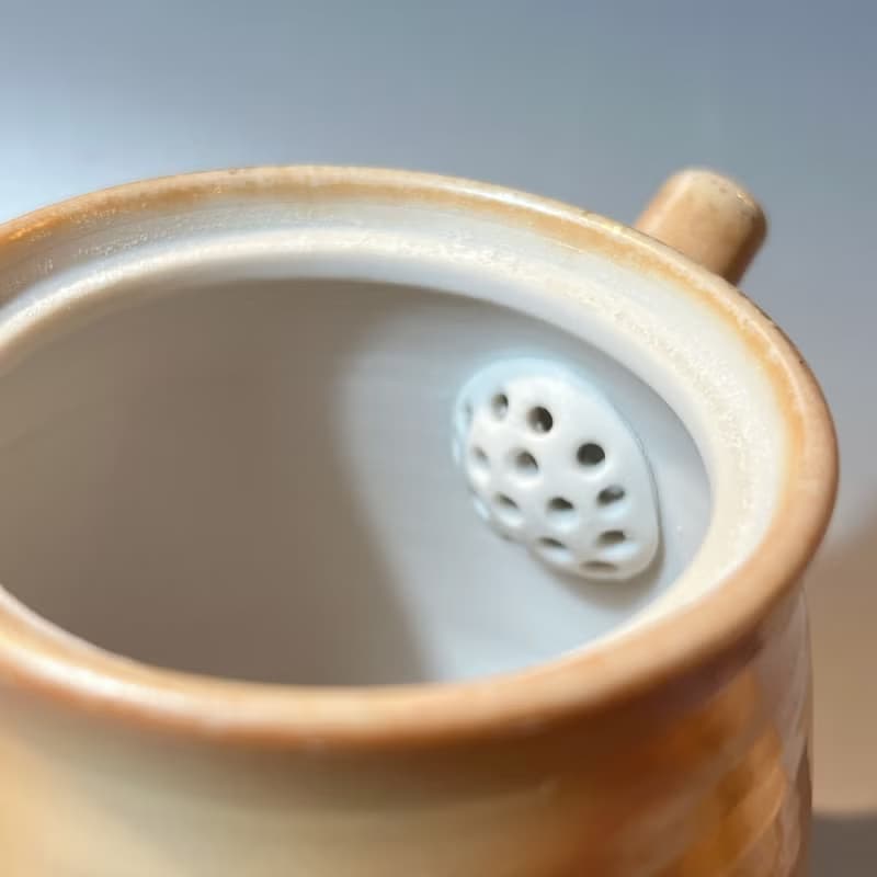 柴燒瓷土內蓋直立側把茶壺  / 小平凡手作