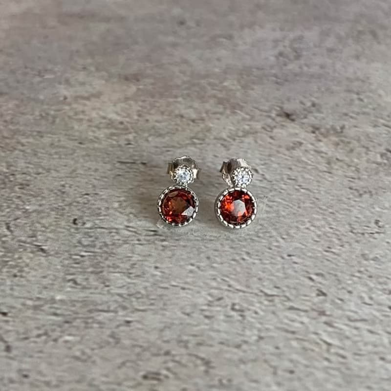 【微瑕特惠】紅石榴石 鑲嵌寶石圓形宮廷耳釘 一物一圖