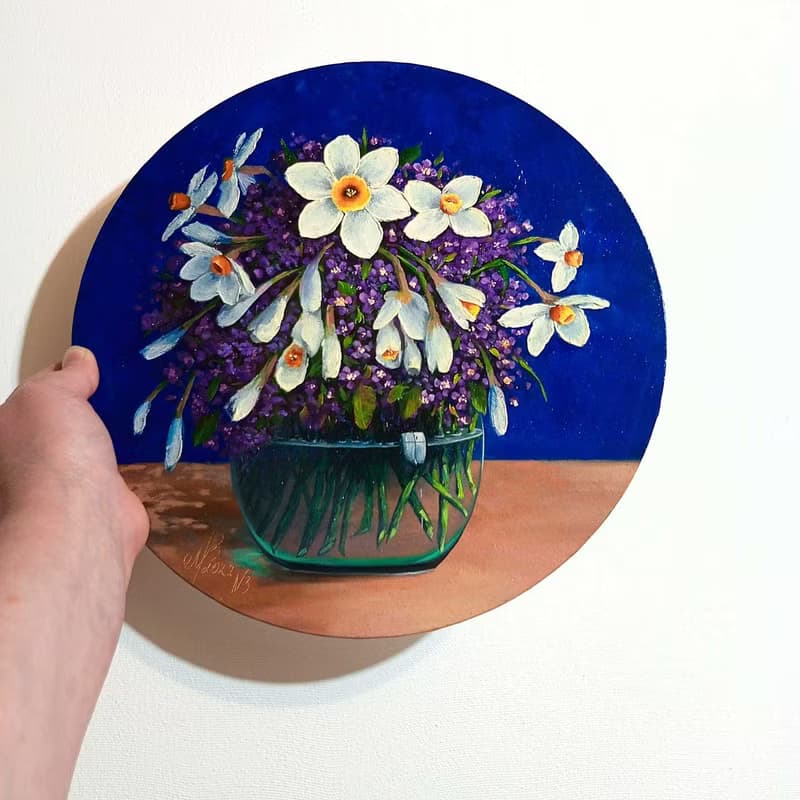 用鲜花画画。 水仙花花束。 30x30厘米油。 帆布在纸板上