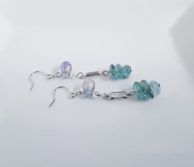 シャープなスクエアのアクリルフレームストーンとアパタイトとぷっくりしずくビーズのシンプルピアス 绿色耳環 生日禮物 アレルギー対応ピアスまたはイヤリング変更可能