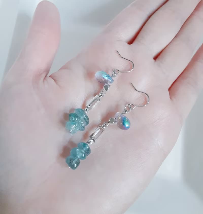 シャープなスクエアのアクリルフレームストーンとアパタイトとぷっくりしずくビーズのシンプルピアス 绿色耳環 生日禮物 アレルギー対応ピアスまたはイヤリング変更可能