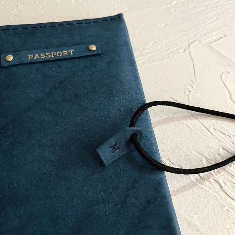 植鞣皮革護照夾－深藍紋