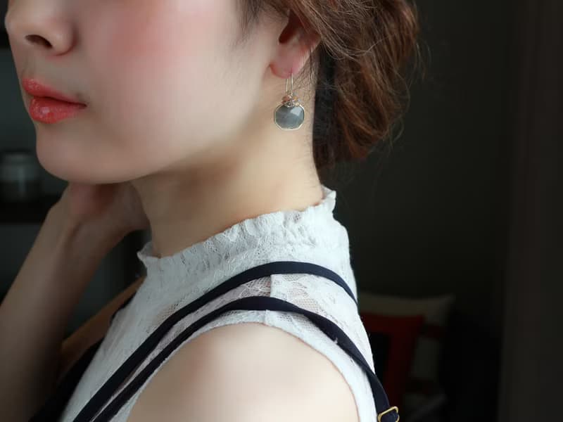 14kgf- modest sheer gray wrap pierced earrings