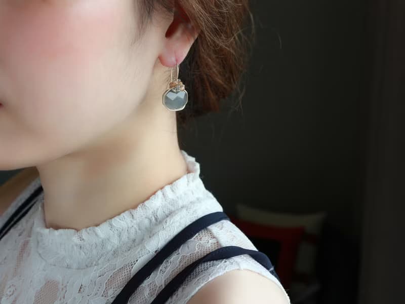 14kgf- modest sheer gray wrap pierced earrings