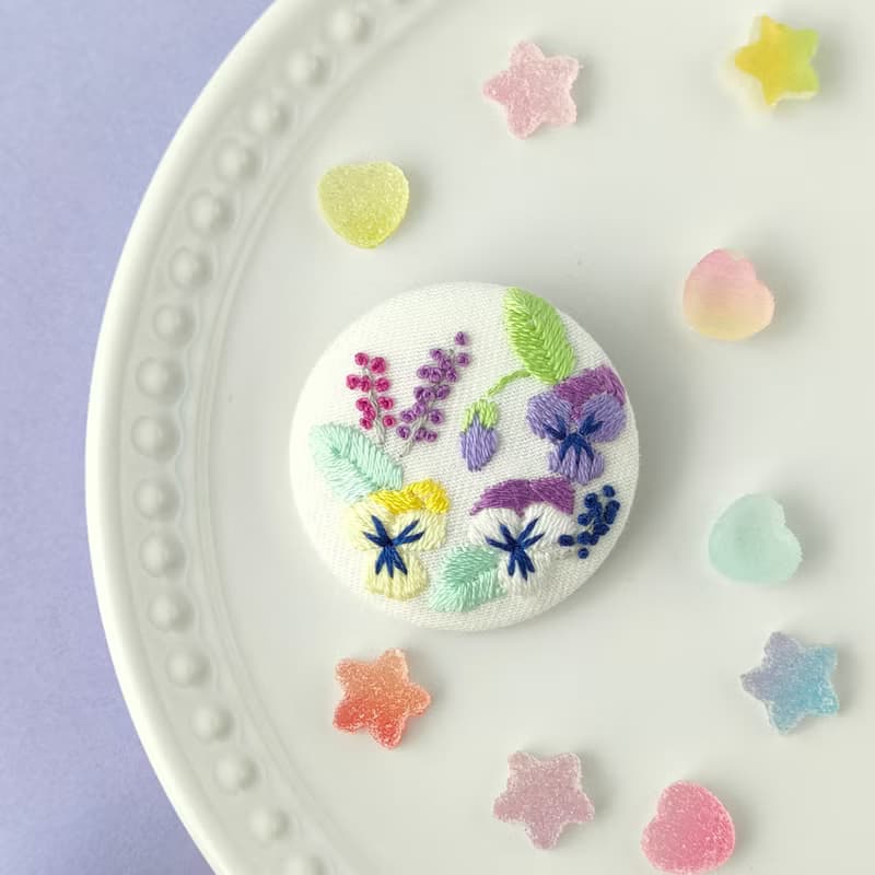 小さくて可愛いビオラ、パンジーの刺繍ブローチ　白