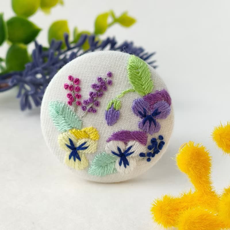 小さくて可愛いビオラ、パンジーの刺繍ブローチ　白