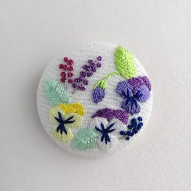 小さくて可愛いビオラ、パンジーの刺繍ブローチ　白