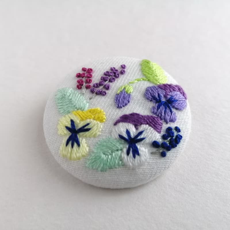 小さくて可愛いビオラ、パンジーの刺繍ブローチ　白