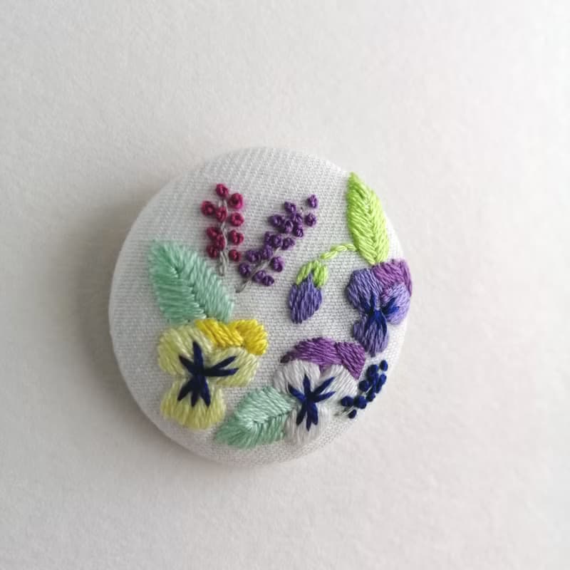 小さくて可愛いビオラ、パンジーの刺繍ブローチ　白
