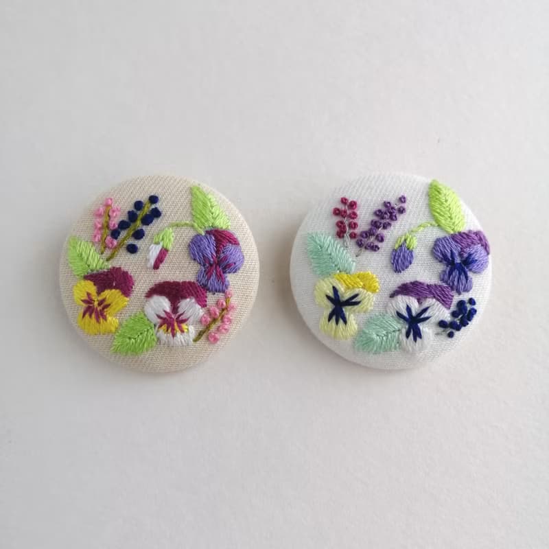 小さくて可愛いビオラ、パンジーの刺繍ブローチ　白