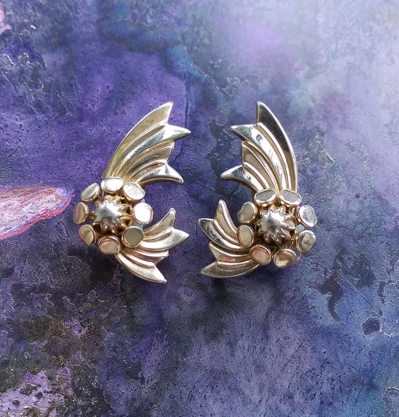 Vintage Jewelry 西洋古董飾品 金色調 對稱 飛揚花葉  夾式耳環