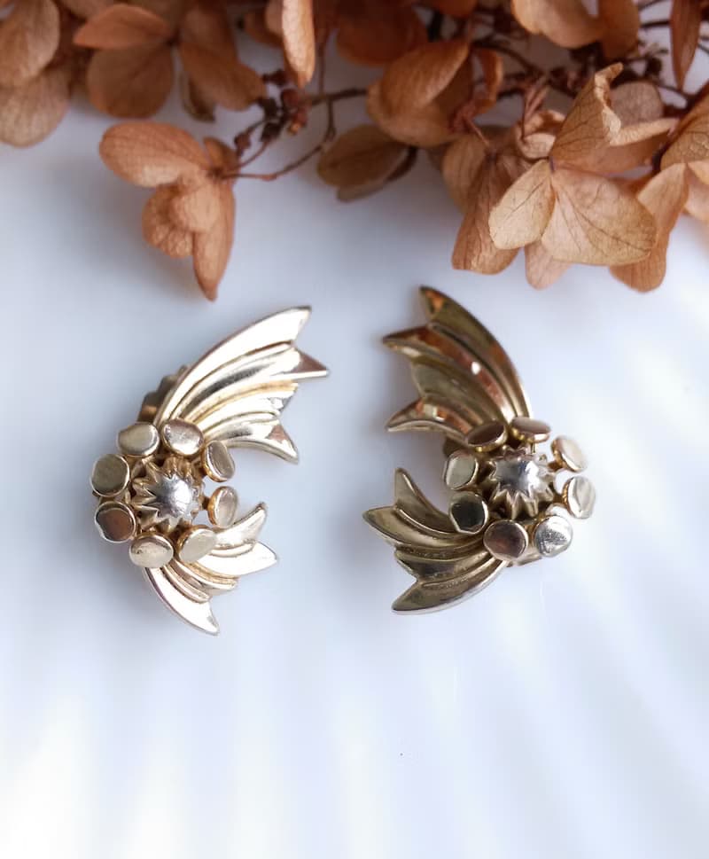 Vintage Jewelry 西洋古董飾品 金色調 對稱 飛揚花葉  夾式耳環