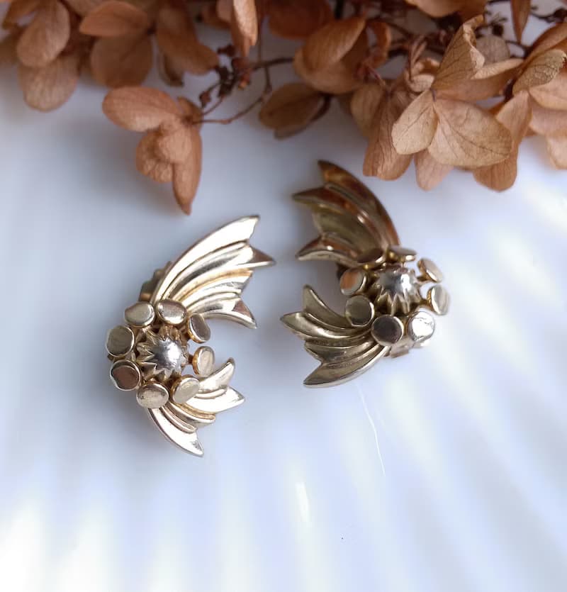 Vintage Jewelry 西洋古董飾品 金色調 對稱 飛揚花葉  夾式耳環
