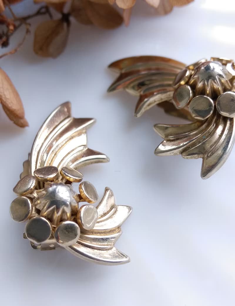 Vintage Jewelry 西洋古董飾品 金色調 對稱 飛揚花葉  夾式耳環