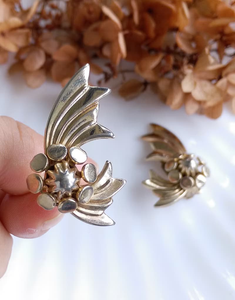 Vintage Jewelry 西洋古董飾品 金色調 對稱 飛揚花葉  夾式耳環