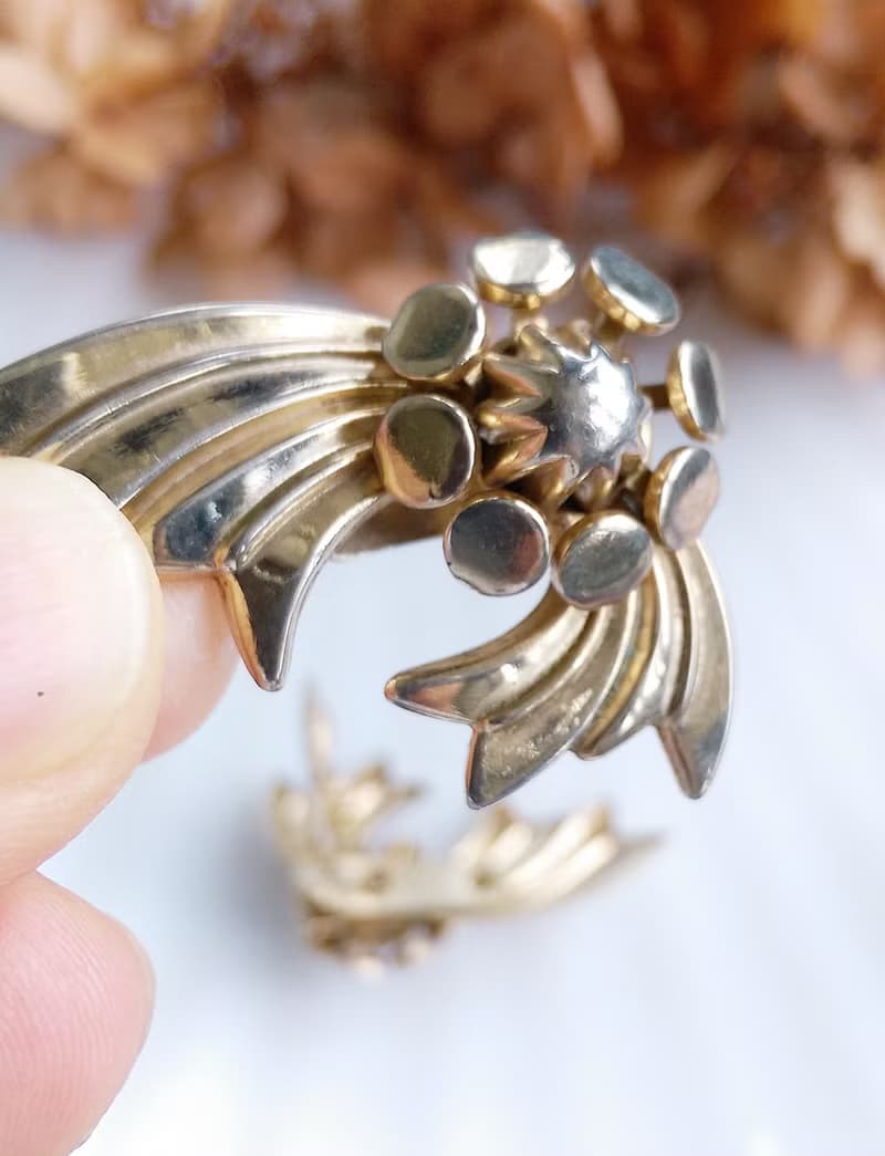 Vintage Jewelry 西洋古董飾品 金色調 對稱 飛揚花葉  夾式耳環