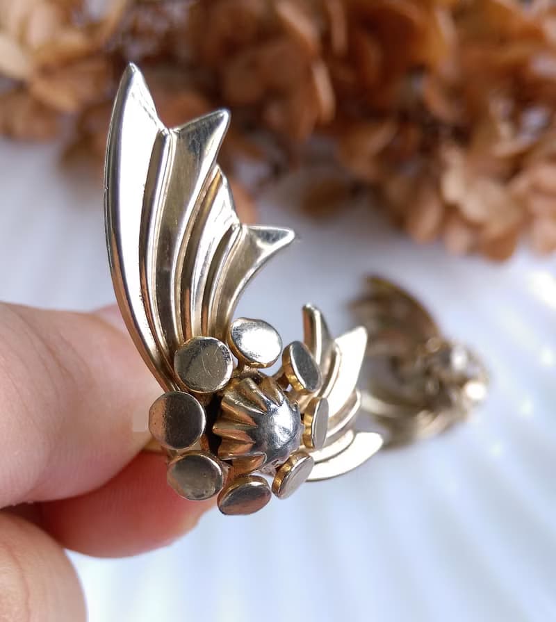 Vintage Jewelry 西洋古董飾品 金色調 對稱 飛揚花葉  夾式耳環
