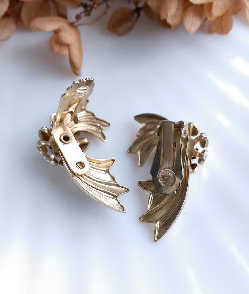 Vintage Jewelry 西洋古董飾品 金色調 對稱 飛揚花葉  夾式耳環