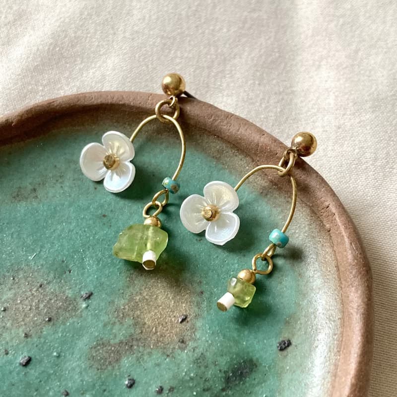 老林雜貨 | 小白花橄欖石耳環 (針式 / 夾式)
