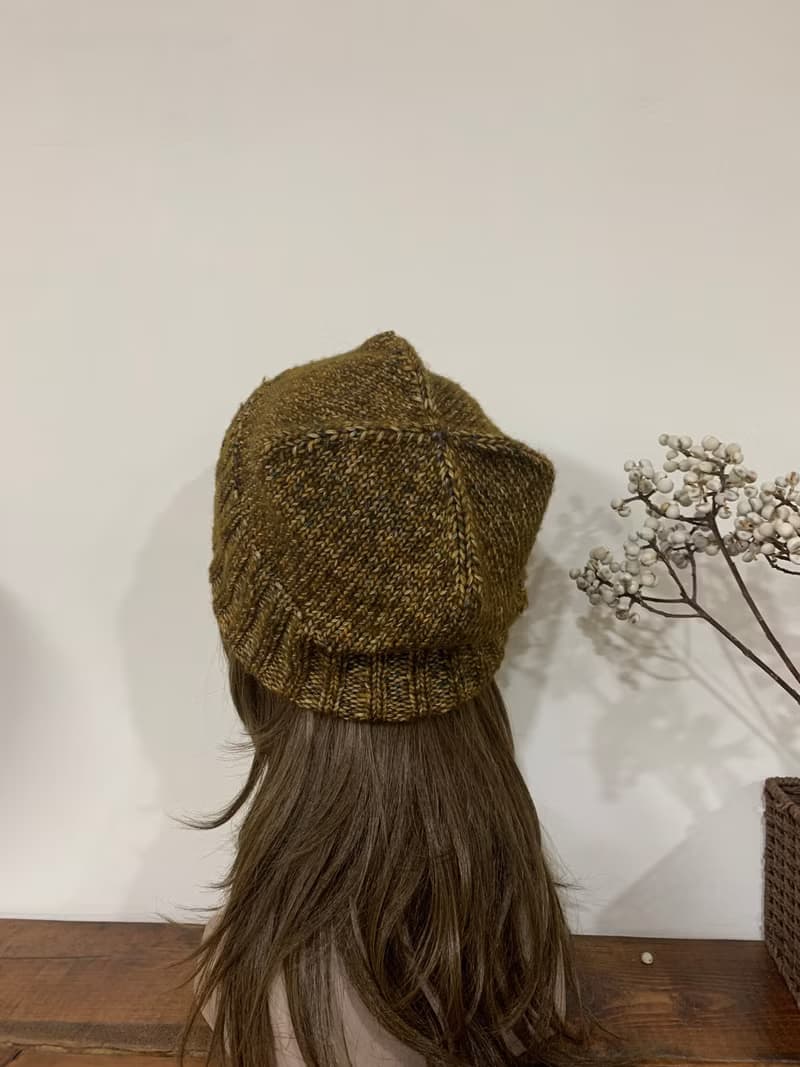 手工編織毛線帽。。店小二趣味帽。赭黃色。