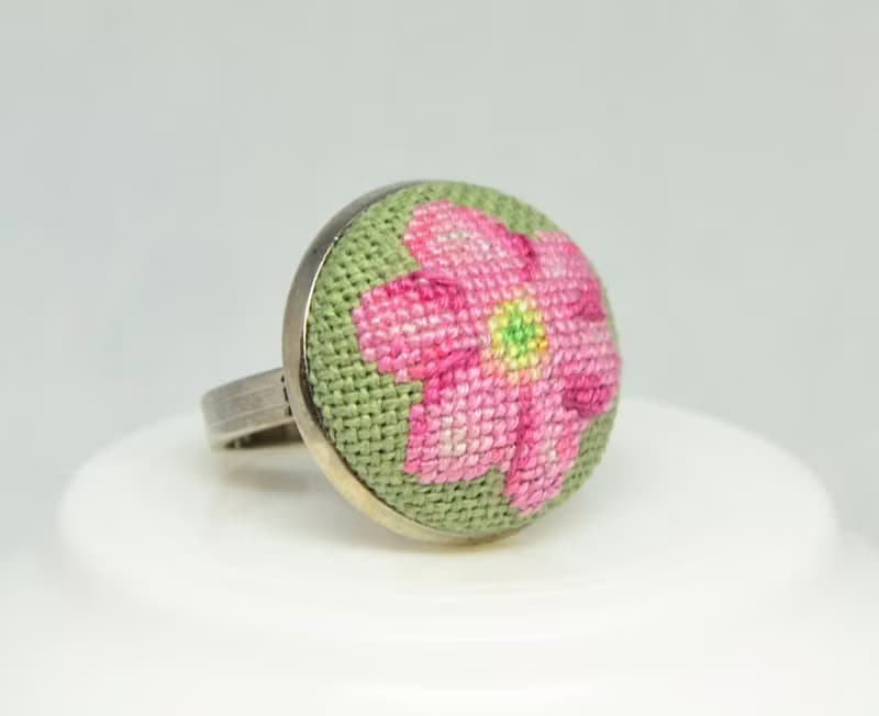 帶粉色花朵的刺繡戒指 送給女性的最佳禮物 十字繡圓形花朵戒指