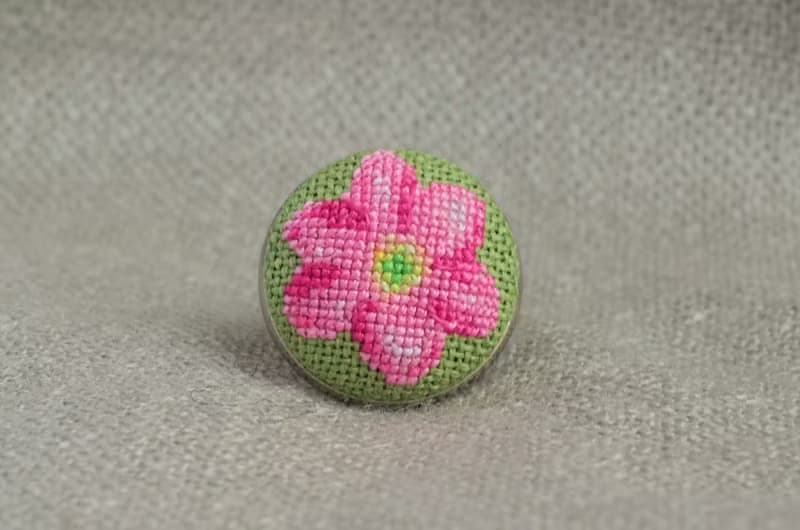 帶粉色花朵的刺繡戒指 送給女性的最佳禮物 十字繡圓形花朵戒指