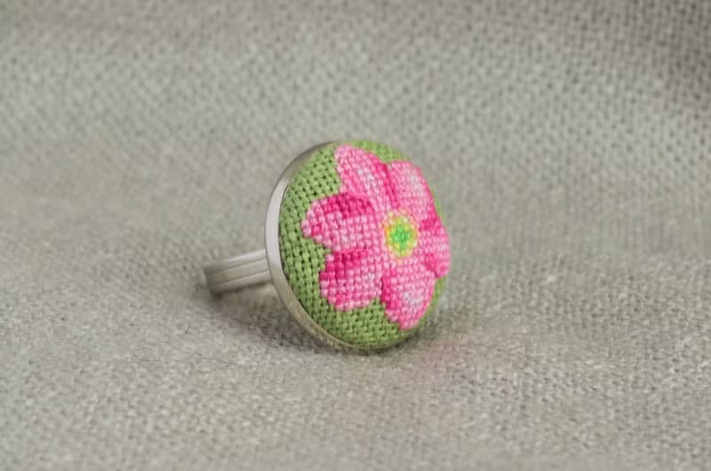帶粉色花朵的刺繡戒指 送給女性的最佳禮物 十字繡圓形花朵戒指