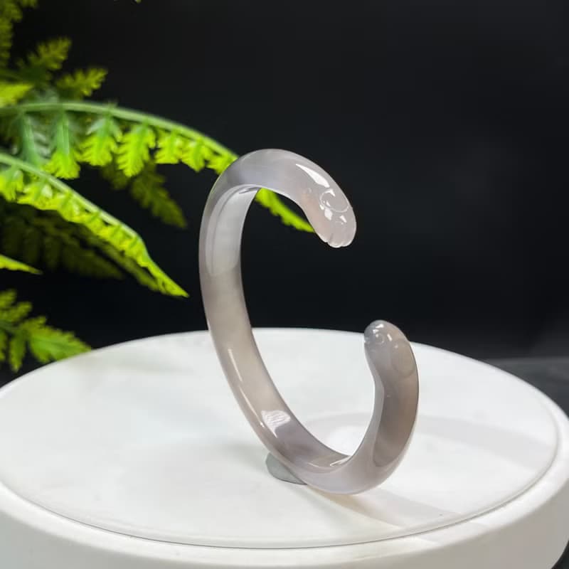 灰色瑪瑙貓爪開口手鐲 56+MM 冰潤起光雕刻玉髓手環 清新細膩百搭