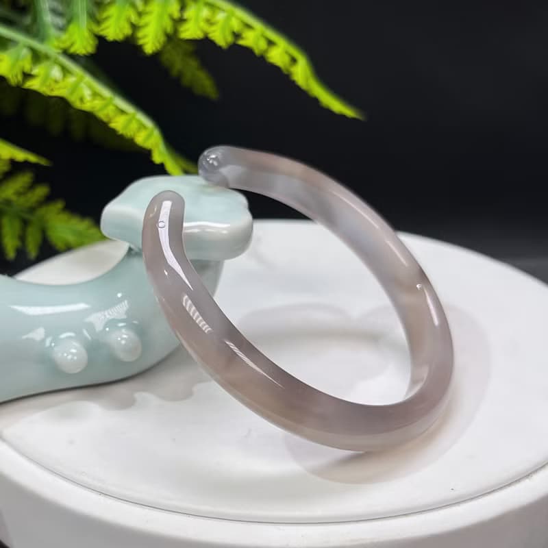 灰色瑪瑙貓爪開口手鐲 56+MM 冰潤起光雕刻玉髓手環 清新細膩百搭