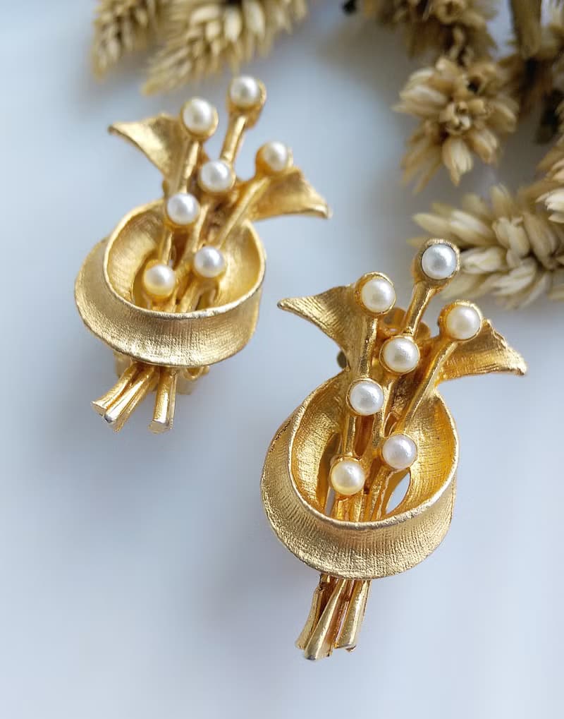 Vintage Jewelry 西洋古董飾品 細緻 立體仿珠花束 夾式耳環