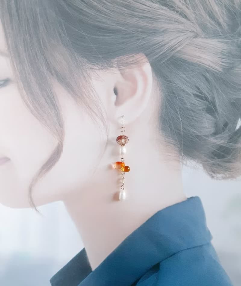 上品な淡水パールが揺れる ぷっくりしずくビーズととんぼ玉ビーズのロングピアス サンセットオレンジ アレルギー対応ピアスまたはイヤリングに変更可能 生日禮物 珍珠