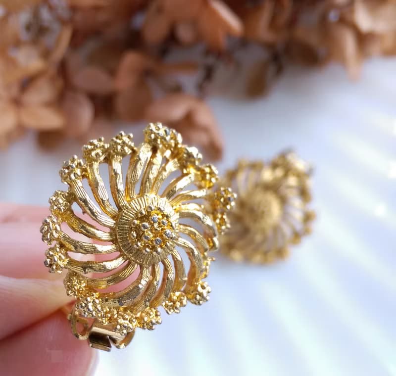 Vintage Jewelry 西洋古董飾品 旋轉太陽花 刷金 夾式耳環