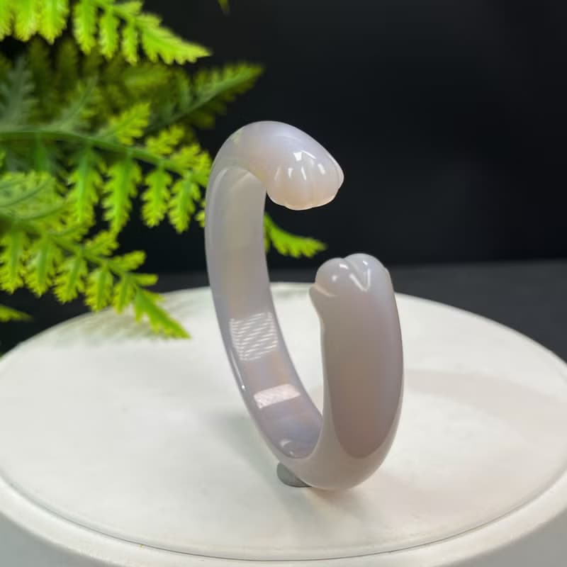 精品 灰色開口瑪瑙手镯 53MM 冰潤起光雕刻貓爪 辟邪護佑好運平安