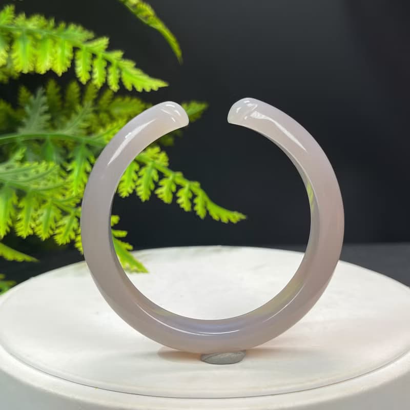 精品 灰色開口瑪瑙手镯 53MM 冰潤起光雕刻貓爪 辟邪護佑好運平安