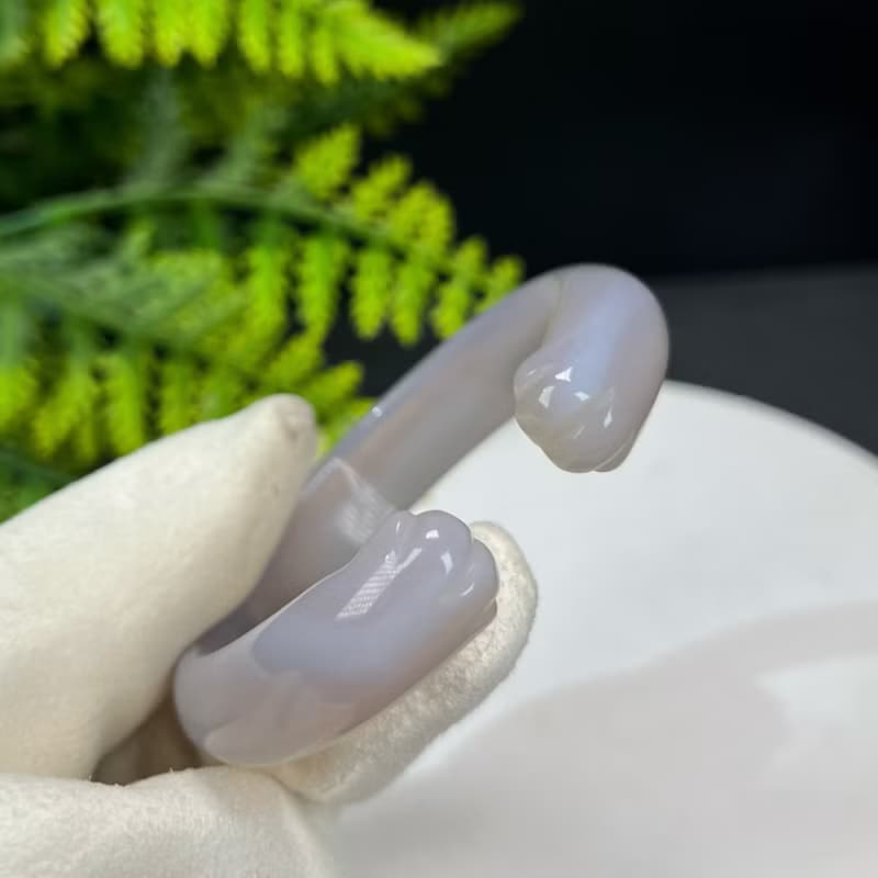 精品 灰色開口瑪瑙手镯 53MM 冰潤起光雕刻貓爪 辟邪護佑好運平安