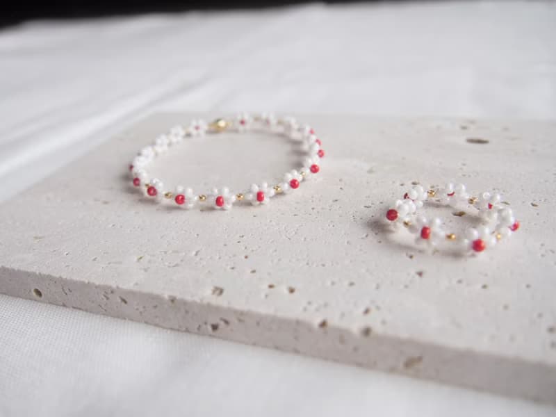 【セット】　ビーズブレスレット&ビーズリング　【　sweet william　】　白と赤のお花　マグネット金具