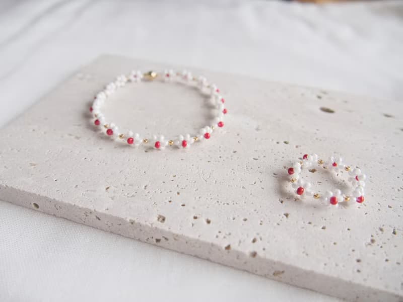 【セット】　ビーズブレスレット&ビーズリング　【　sweet william　】　白と赤のお花　マグネット金具
