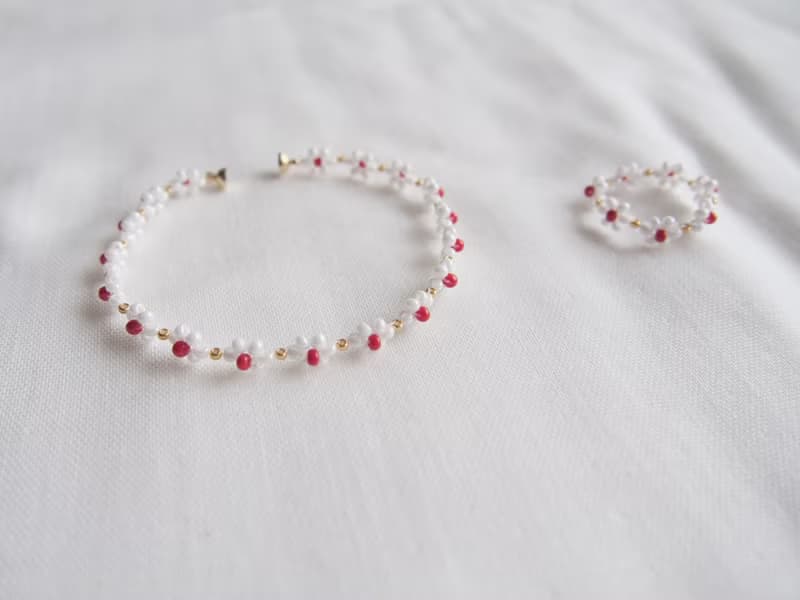 【セット】　ビーズブレスレット&ビーズリング　【　sweet william　】　白と赤のお花　マグネット金具