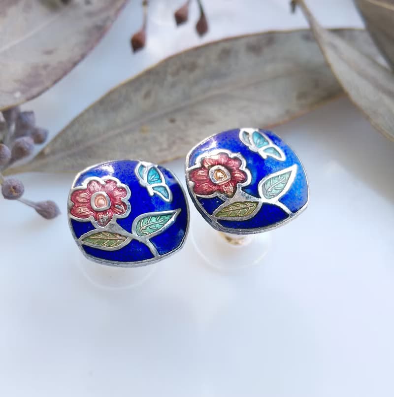 【西洋古董飾品 】早期台灣製 景泰藍-小巧 藍底 小花卉 針式耳環
