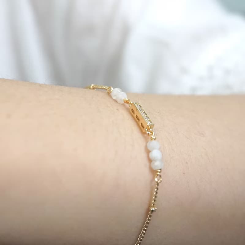 ll 限定特價 ll 閃鑽月光石天然石細手鍊  Moonstone