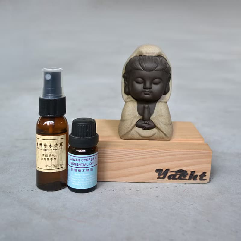 采砂陶佛陀.小沙彌.福豬原木手機座+台檜擴香精油(送檜木純露)