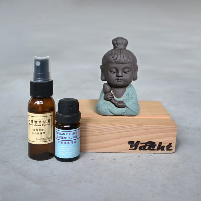 采砂陶佛陀.小沙彌.福豬原木手機座+台檜擴香精油(送檜木純露)